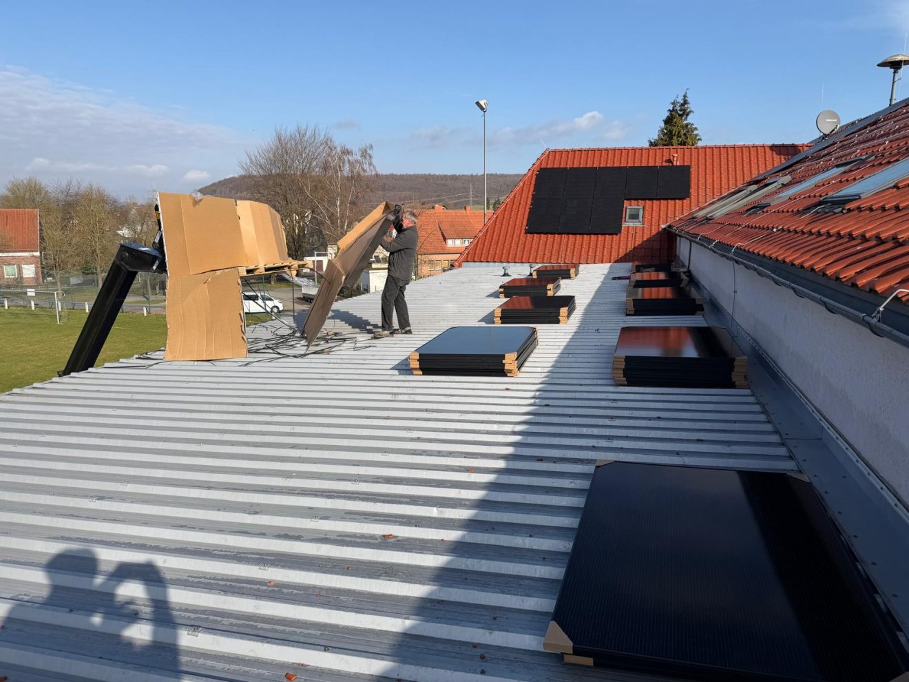 Die Sonne lockt unser Team wieder aufs Dach